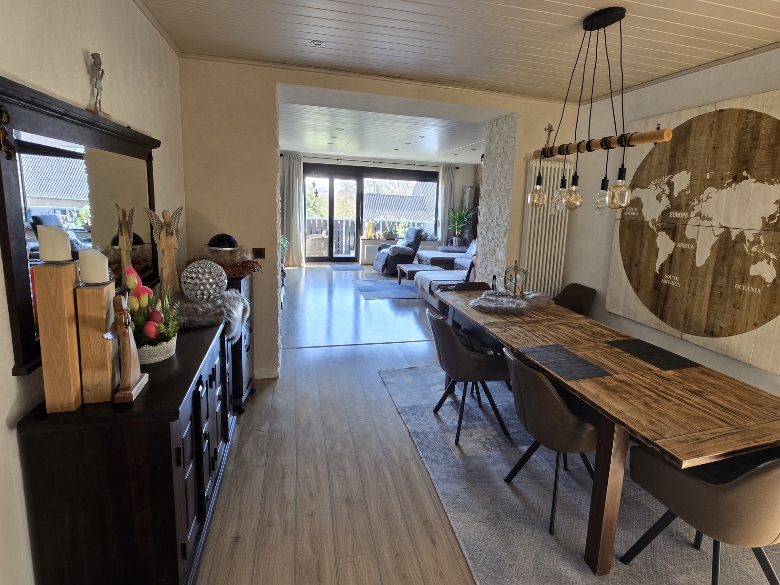Wohn- und Esszimmer mit Blick zur Terrasse